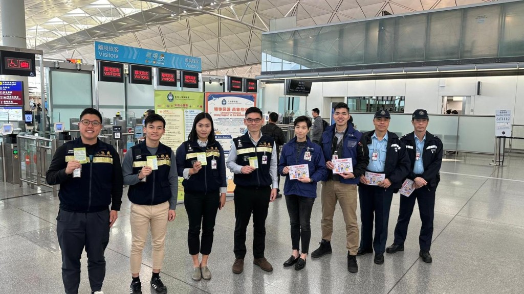 警方聯同入境處今日起於機場離港層向出發往柬埔寨、泰國等東南亞國家旅客派防騙傳單，提醒市民提高警惕。香港警方fb圖片