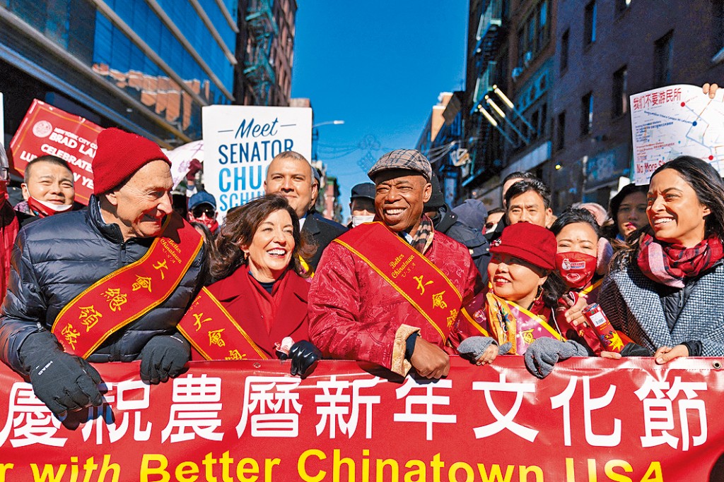 亞當斯2022年出席紐約唐人街農曆新年巡遊。