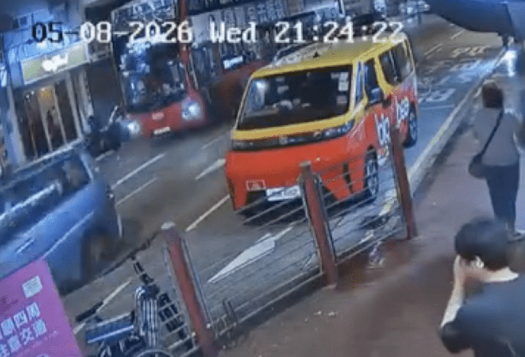 私家車意外後高速駛走。Facebook 車cam L(香港群組)影片截圖 私家車意外後高速駛走。Facebook 車cam L(香港群組)影片截圖