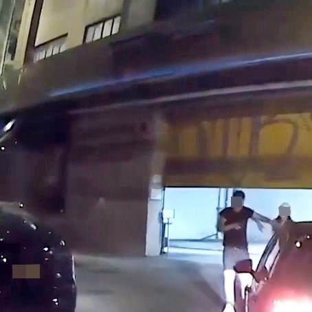 現場為元朗東堤街和泰利街附近,短片 長約30秒,開始時見到戴鴨舌帽的長髮 女子跟在躁男身後,當從後走到其身旁 並伸手掂到其手臂時,對方突然發難, 出手大力掌摑女子。fb「車cam L(香港群組)」截圖 現場為元朗東堤街和泰利街附近,短片 長約30秒,開始時見到戴鴨舌帽的長髮 女子跟在躁男身後,當從後走到其身旁 並伸手掂到其手臂時,對方突然發難, 出手大力掌摑女子。fb「車cam L(香港群組)」截圖