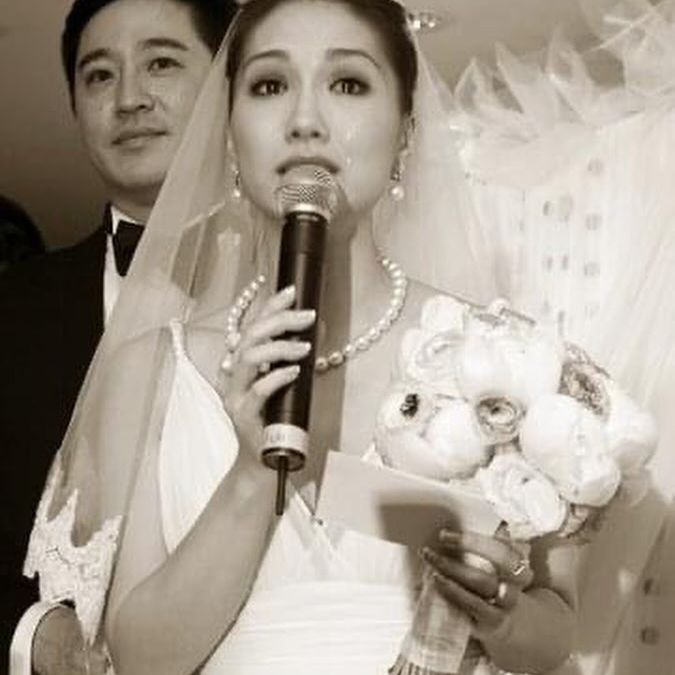 袁彩云贴出婚照庆祝结婚周年。