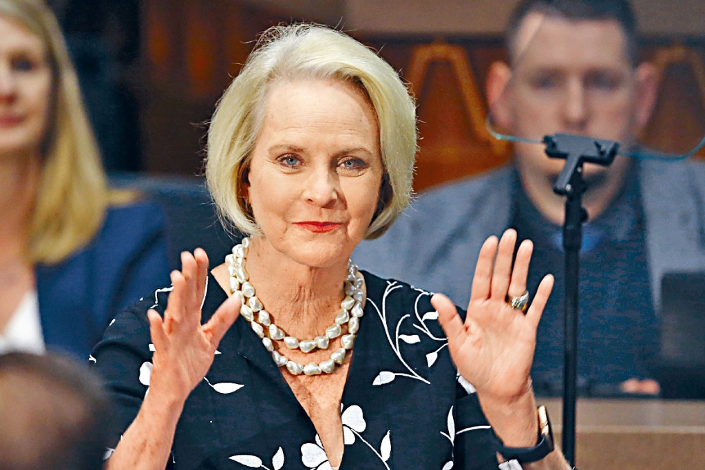 麦凯恩遗孀仙迪。