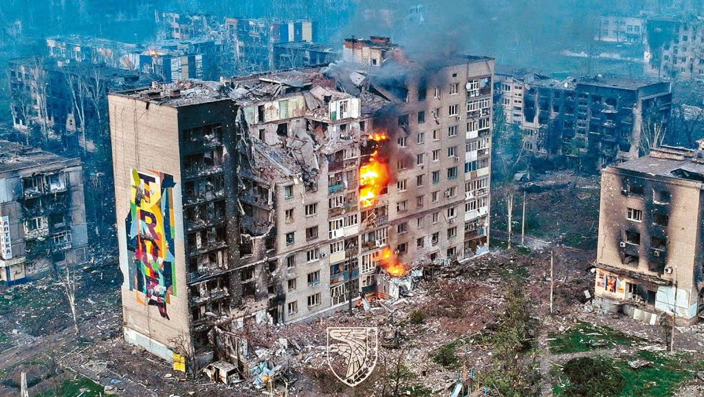 乌东城市巴赫穆特在战火中遭受严重破坏。