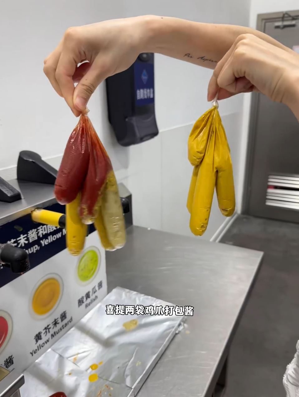 山姆免费供应的酱料，遭许多贪心民众不当取用。微博