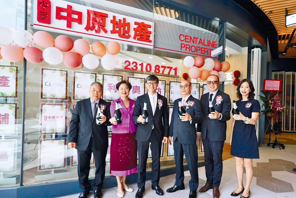 恒基韓家輝(左三)表示,該部年內將有3盤推售,共涉近1600伙。右一為李菲茹。
