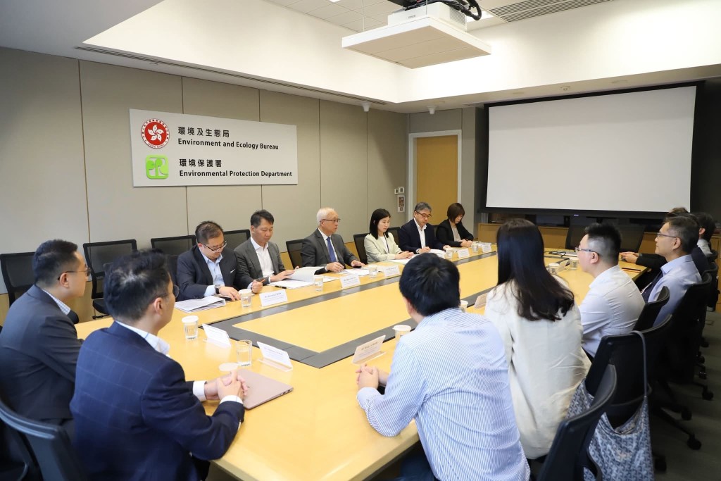 環境及生態局局長謝展寰約見本地主要車用燃油供應商代表。環境局fb