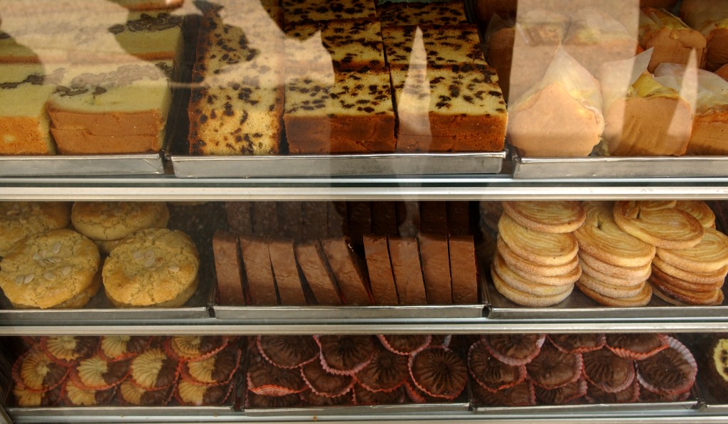 豪華餅店有多款馳名糕餅，包括發哥必吃的酥皮蛋撻、合桃蛋糕，和發嫂至愛的菠蘿包及雞尾包，此外提子包、花卷亦出名好食。資料圖片