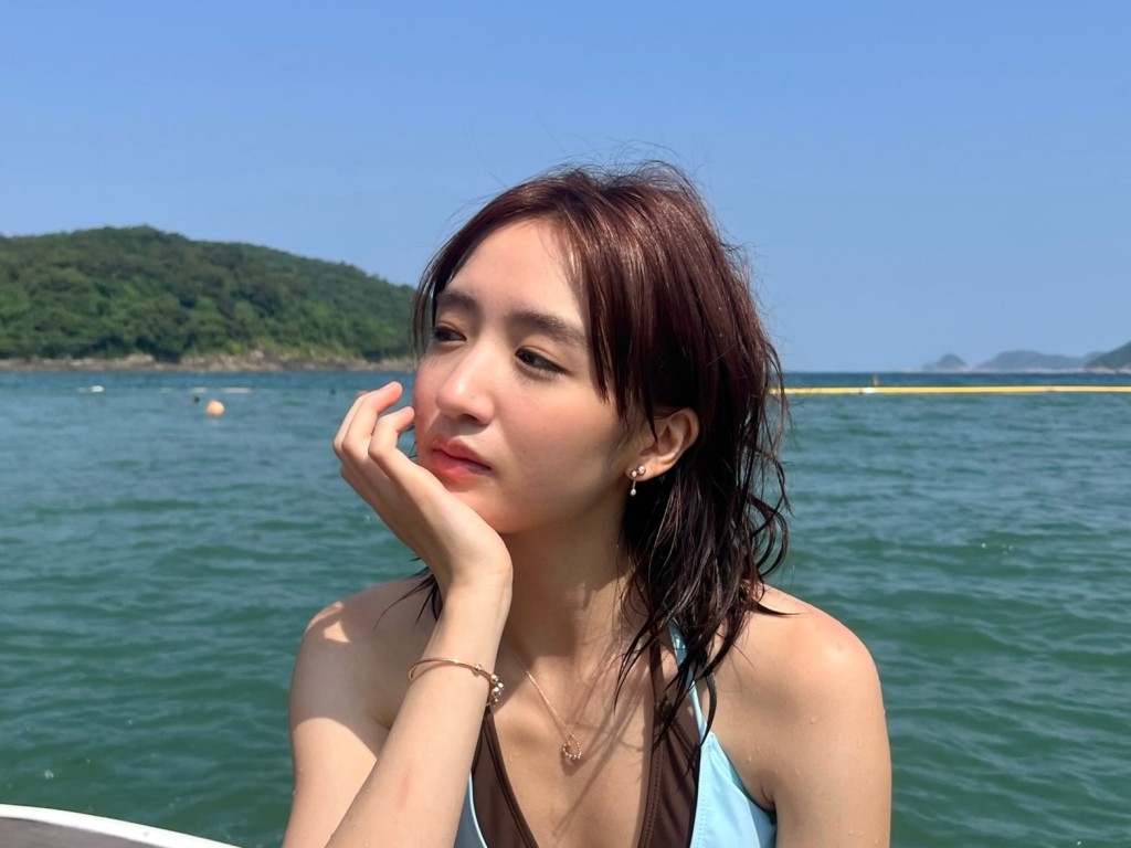 許恩怡愜意享受夏日微風，流露滿滿少女青春氣息。