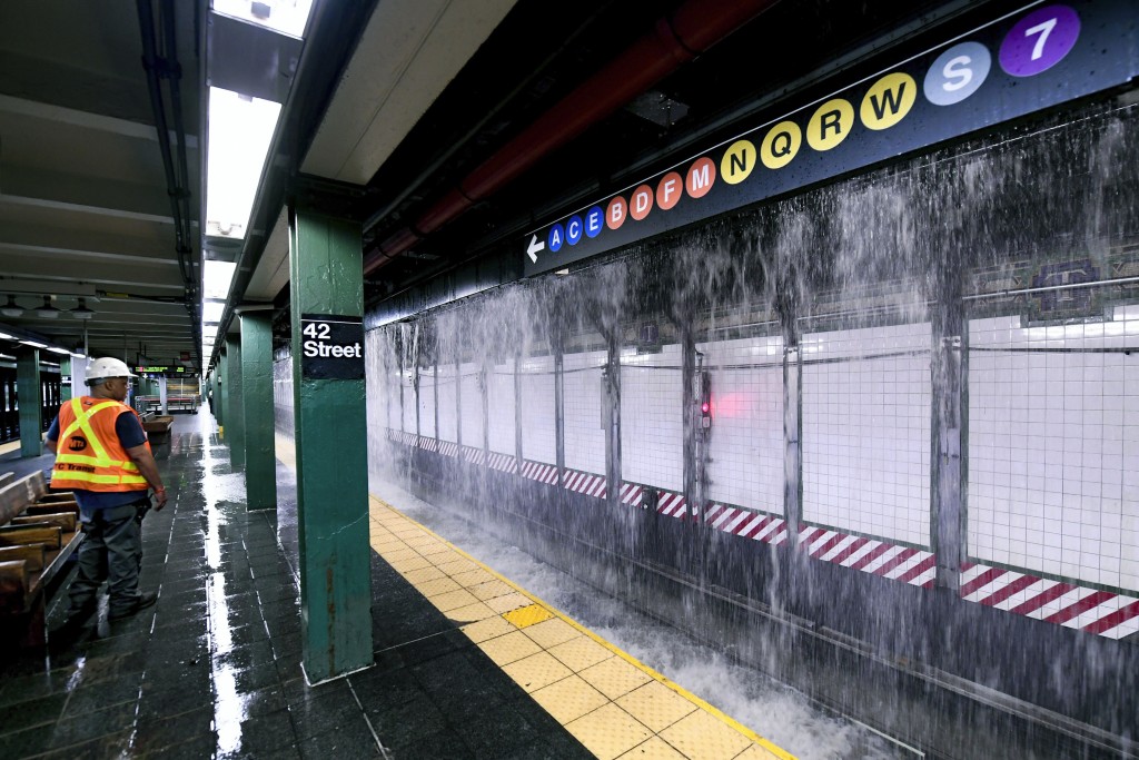 一条已有127 年历史水管爆裂，大量的水泻到纽约时代广场地铁站。AP