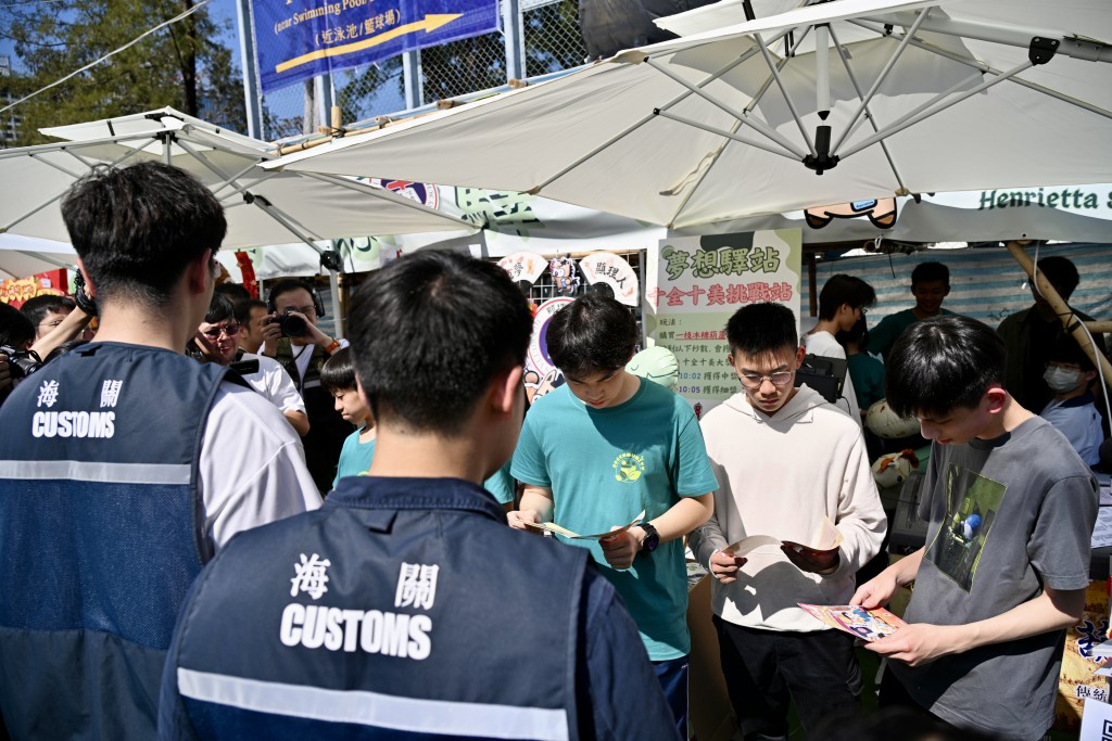 為打擊侵權活動，海關人員早上到維園年宵市場，向檔主派發宣傳單，呼籲切勿售賣侵權物品。