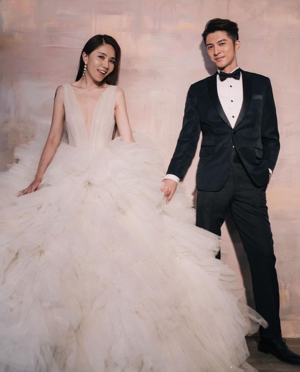 黃嘉樂去年排除萬難和拍拖5年的女友江惠賢結婚,婚後責任感大咗。