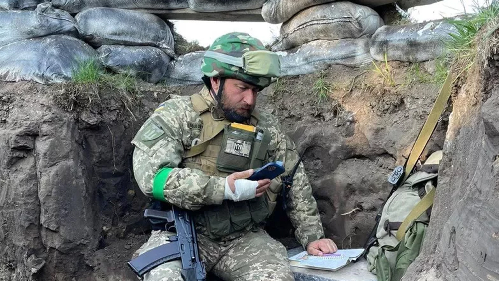 烏克蘭老師身在戰場仍心繫教育，在戰壕幫學生上網課。網圖