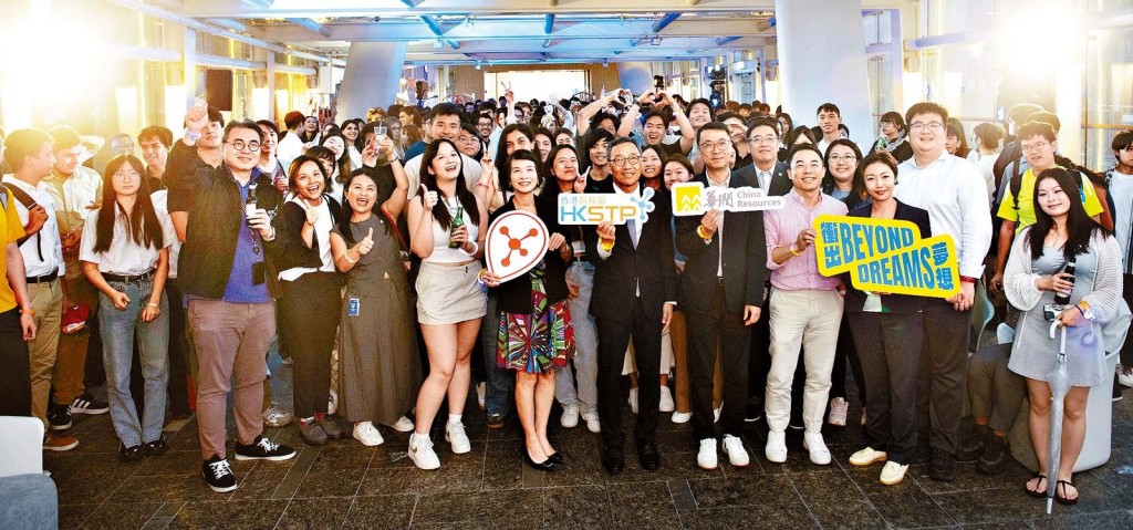 香港科技園公司行政總裁黃克強、華潤創業副總裁錢健、香港科技園公司首席人才總監王秀麗於創科人才交流薈上與本地及海外實習生進行交流 香港科技園公司行政總裁黃克強、華潤創業副總裁錢健、香港科技園公司首席人才總監王秀麗於創科人才交流薈上與本地及海外實習生進行交流