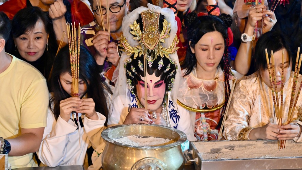 農曆新年︱黃大仙廟子時上頭炷香迎新年 港漂學生：氣氛熱鬧、年味濃