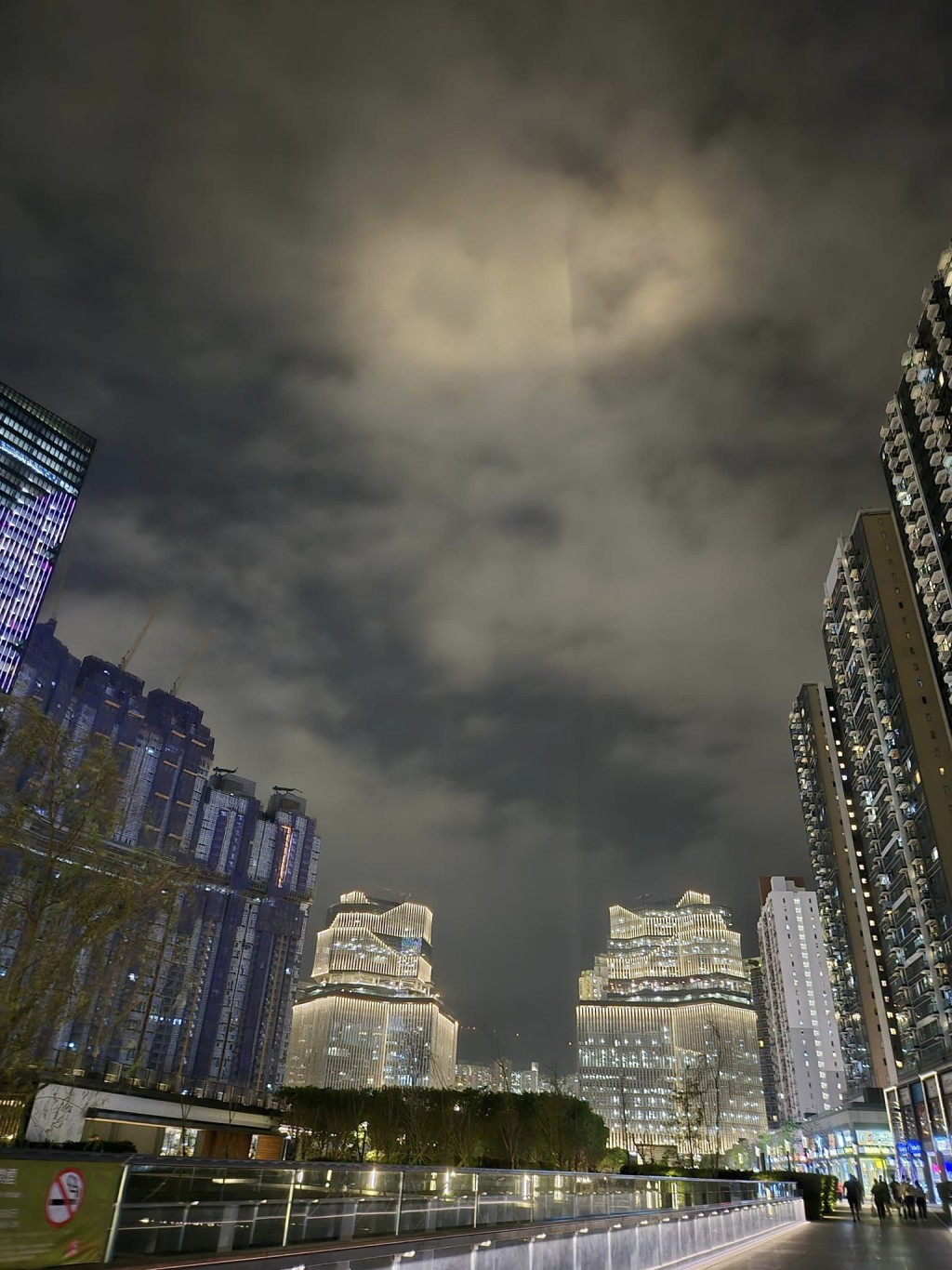 奇怪光芒出现在启德双子塔上空（图片来源：FB@启德居民自由讲）