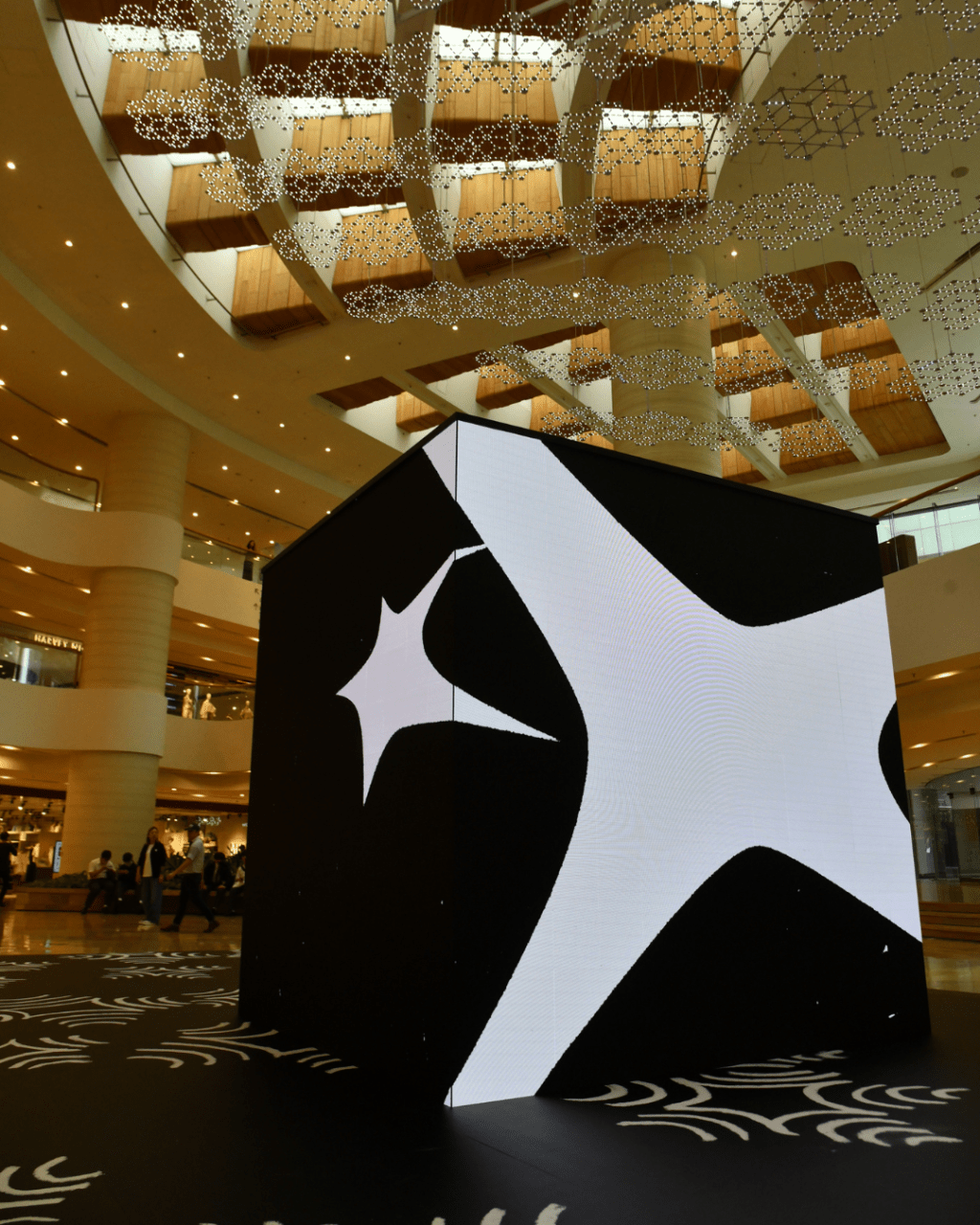 美国艺术家Christine Sun Kim创作的 「A String of Echo Traps」于太古广场展出。