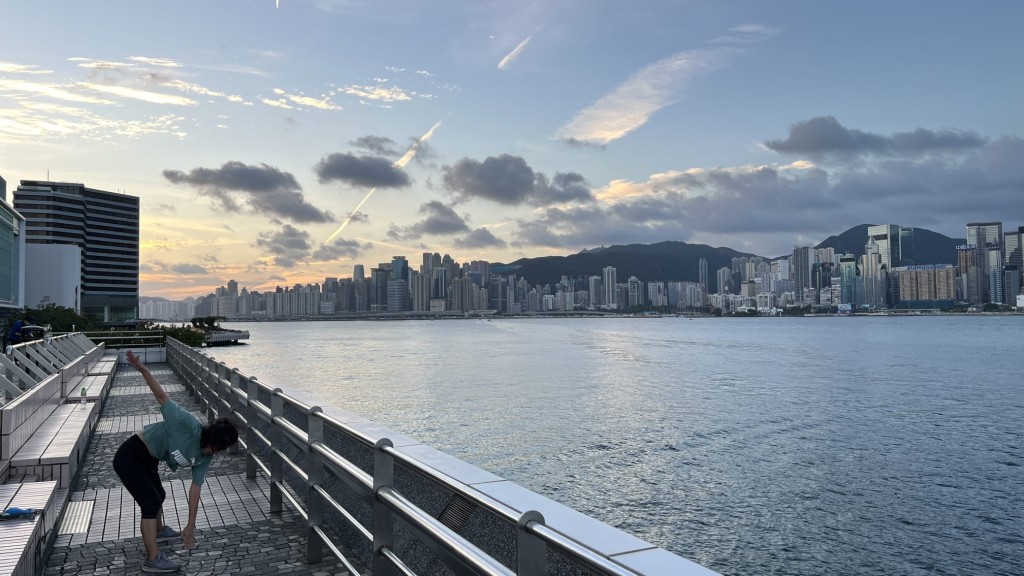 本港地區今日天氣大致天晴，但局部地區有驟雨。李家傑攝