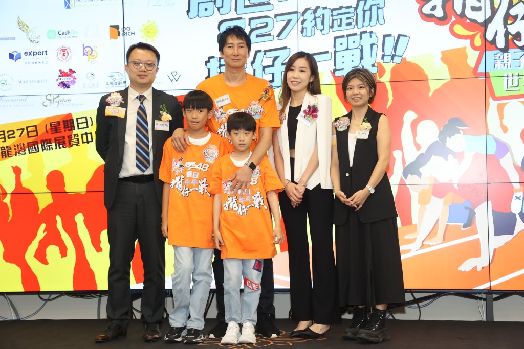 洪天明和周家蔚今日带同两个儿子出席「齐创亲子骑牛牛世界纪录」的宣传活动。