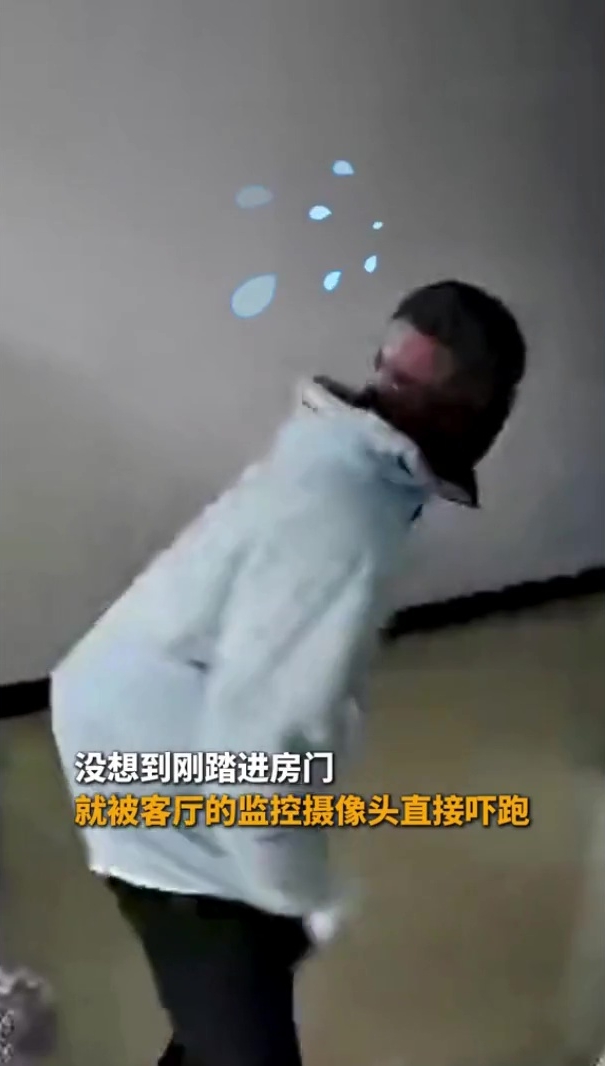 笨贼戴彭于晏头套爆窃,入大厅见CCTV秒吓逃。 笨贼戴彭于晏头套爆窃,入大厅见CCTV秒吓逃。