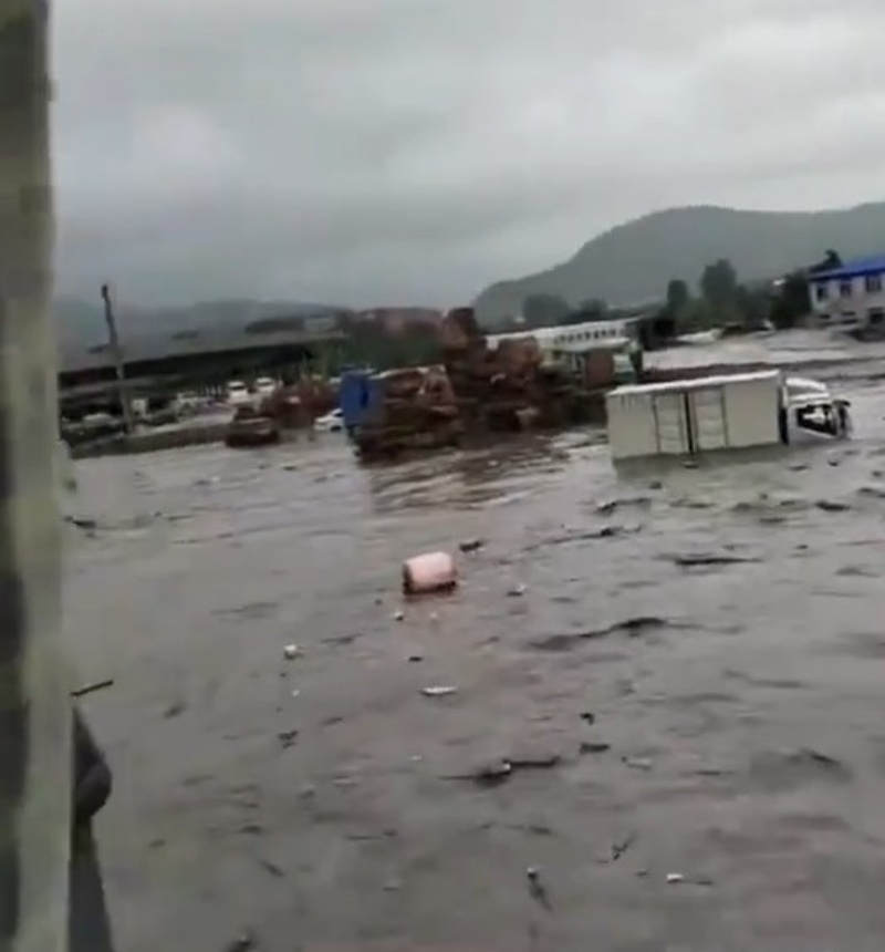 北京暴雨，多區出現水浸，貨倉的貨車被浸。