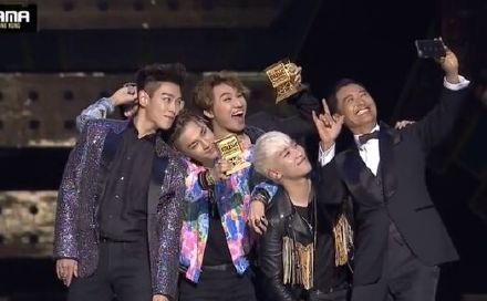 周潤發還曾在MAMA台上集郵當時的韓國天團BIGBANG。