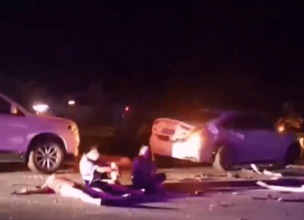 廣佛肇高速公路多車追尾相撞，有傷者躺馬路上等待救護。