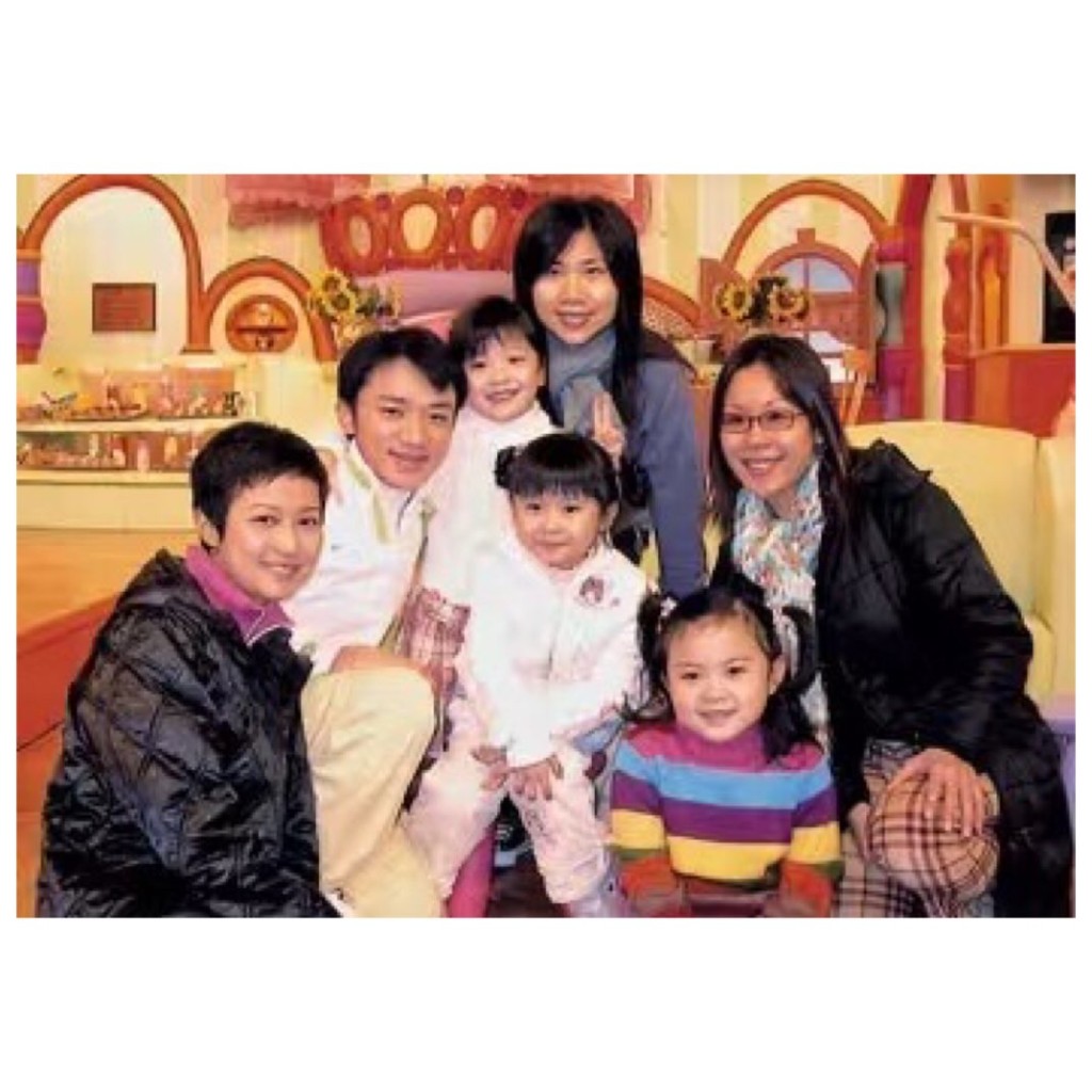 王祖藍在TVB首個節目是主持《小Teen地》及《Dadadede精靈樂園》。 王祖藍在TVB首個節目是主持《小Teen地》及《Dadadede精靈樂園》。