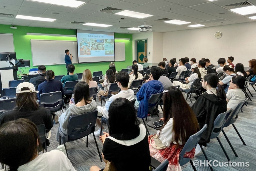 海关提醒学生使用社交平台时要谨慎，避免误用无牌汇款或经营无牌汇款。海关FB