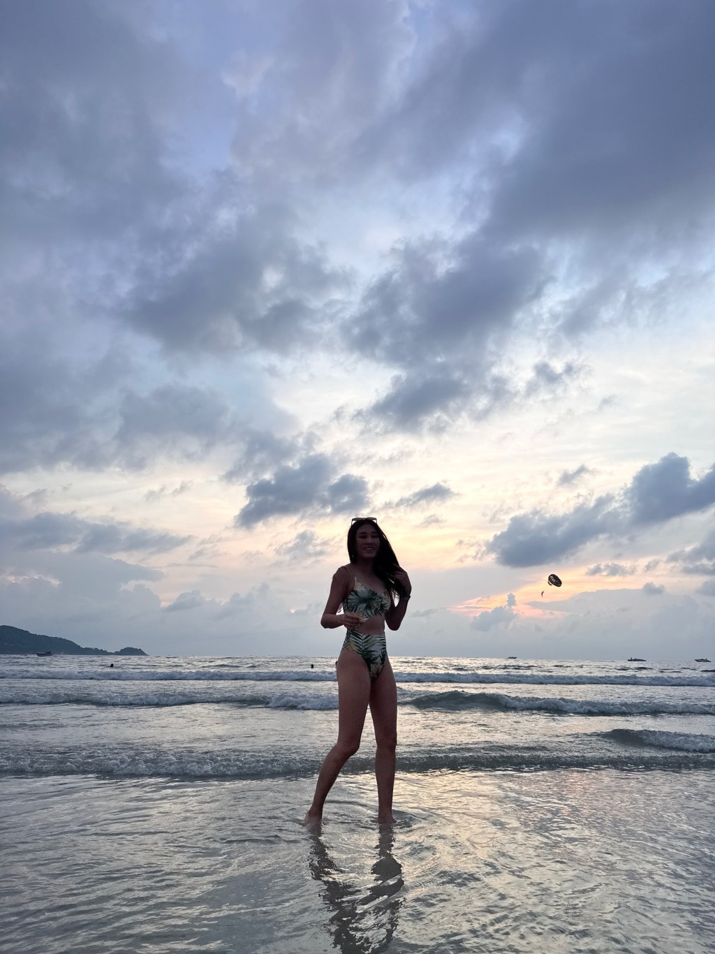 蘇韻姿在夕陽下,大晒修長美腿。 蘇韻姿在夕陽下,大晒修長美腿。