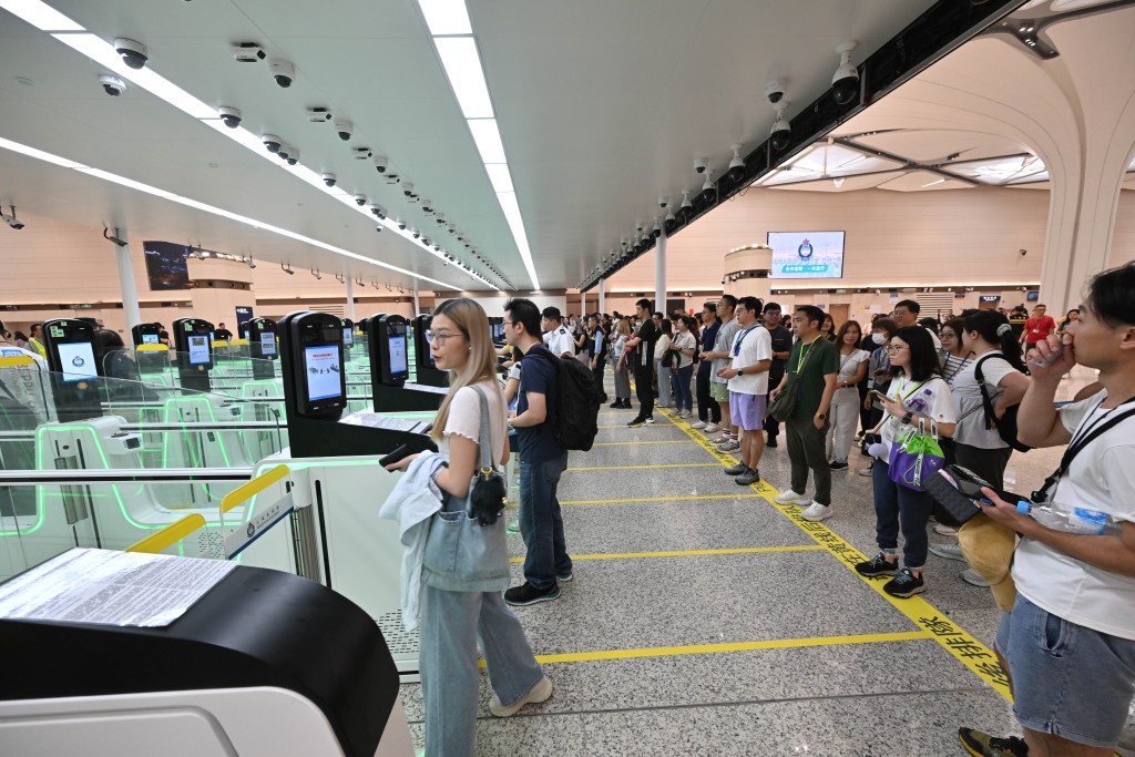 參與人員於離境大堂通過「合作查驗」自助通道出境。