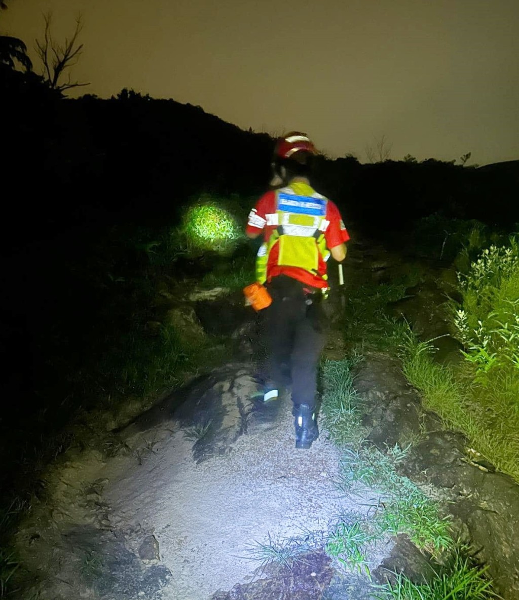 香港守望者服务团登山通宵搜索未果。香港守望者服务团fb图片