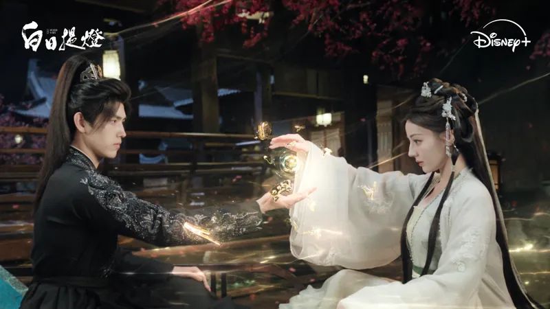 迪麗熱巴與陳飛宇在內地劇《白日提燈》中合作。