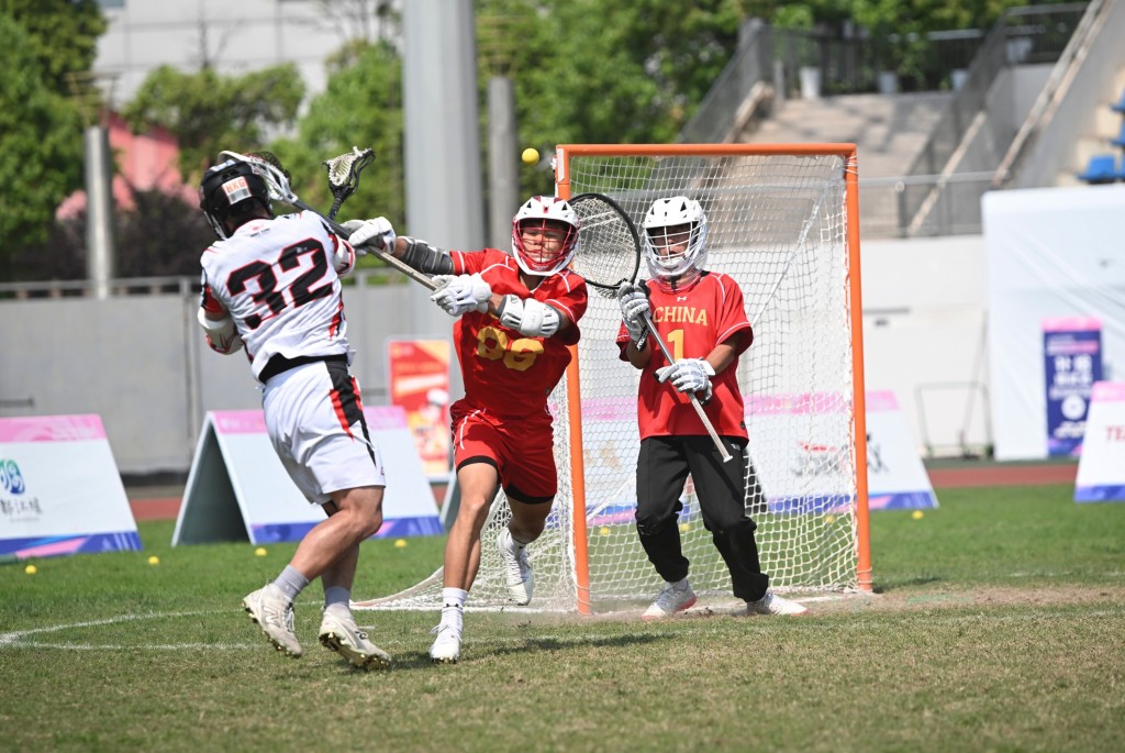 香港男子隊（白色衫)在決賽奮力作戰。公關提供