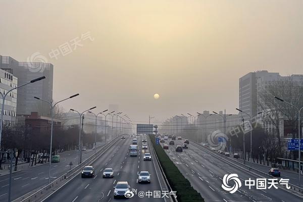 官方贴出的北京今晨天空照片。