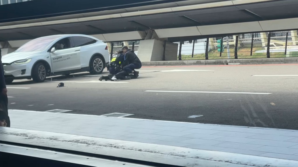 航警隨即連開8槍阻止Tesla離開,並將司機拉出車制服。threads@ysx.tw_47片段截圖 航警隨即連開8槍阻止Tesla離開,並將司機拉出車制服。threads@ysx.tw_47片段截圖