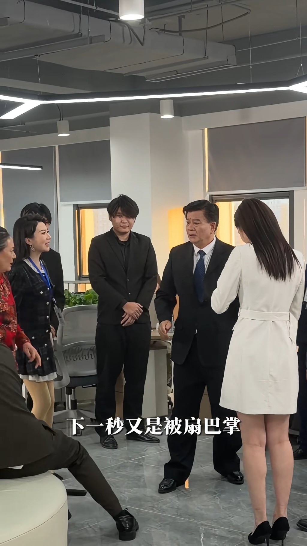 林正峰被摑。