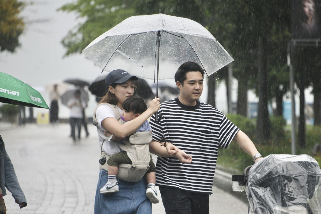 天文台表示,受高空擾動影響,明日(21日)廣東沿岸仍有幾陣驟雨。 天文台表示,受高空擾動影響,明日(21日)廣東沿岸仍有幾陣驟雨。