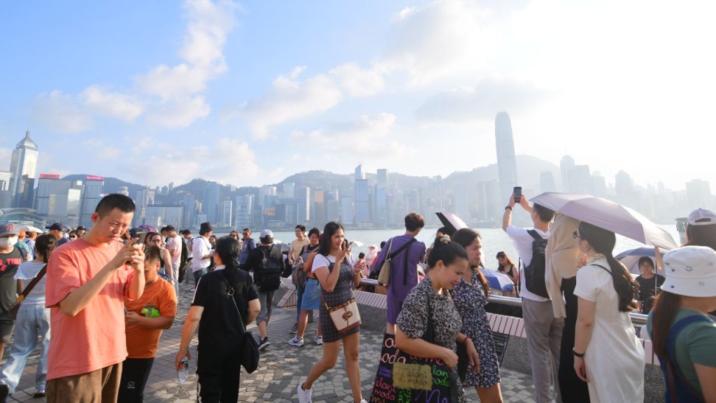 十一國慶煙花．交通｜警：文化中心人流眾多 市民可考慮西九或港島觀賞。歐樂年攝