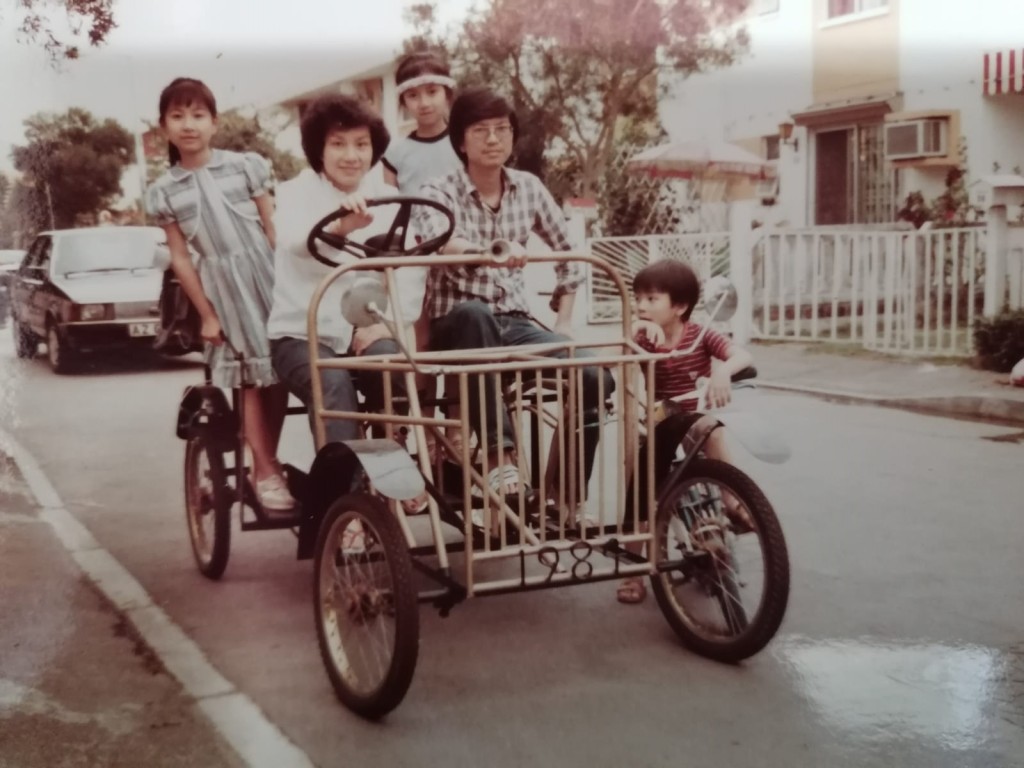 盧覺強早年燒焊自製四輪單車，成為他與家人的玩具。