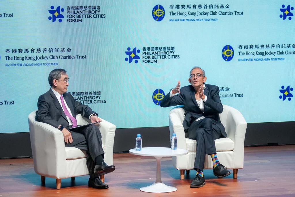 諾貝爾經濟學獎得主及麻省理工學院教授 Abhijit Banerjee(右)在香港國際慈善論壇上以「經濟增 長與公平目標之間的平衡」為題發表首個主題演講,並由香港大學首席副校長及經濟學講座教授王于漸教授主持(左)。
