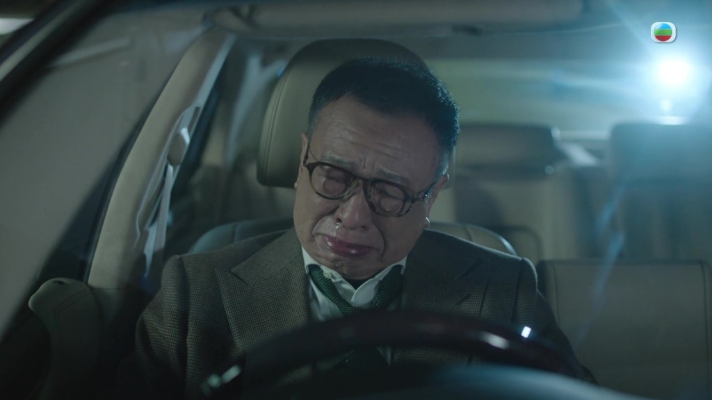 許紹雄自責不是好父親，躲在車廂內痛哭。