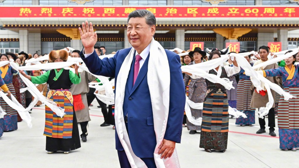 習近平率團抵達拉薩，出席西藏自治區成立60周年慶祝活動。新華社