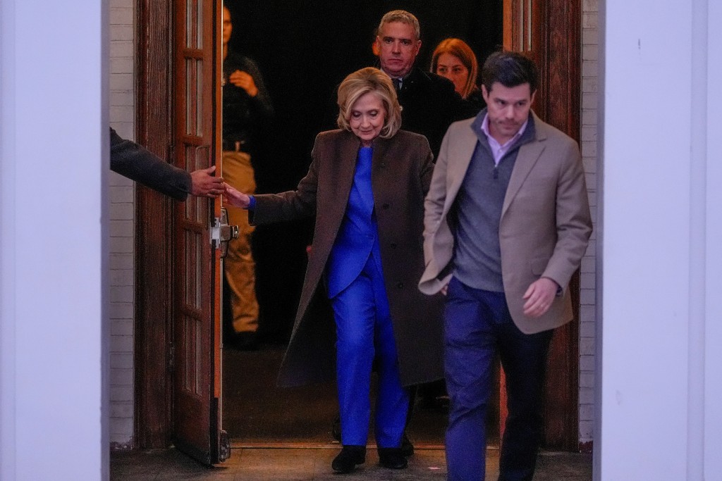 希拉里完成聽證會後步出見記者。美聯社 希拉里完成聽證會後步出見記者。美聯社