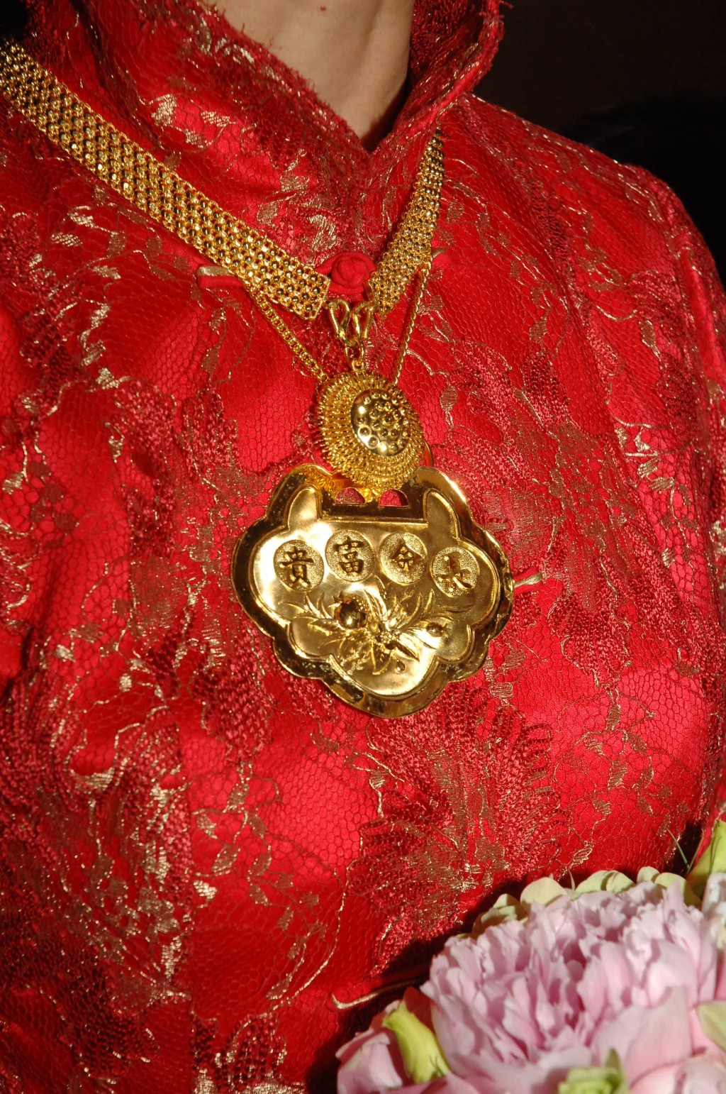 周蕙蕙出嫁时有好大块金牌挂胸前。