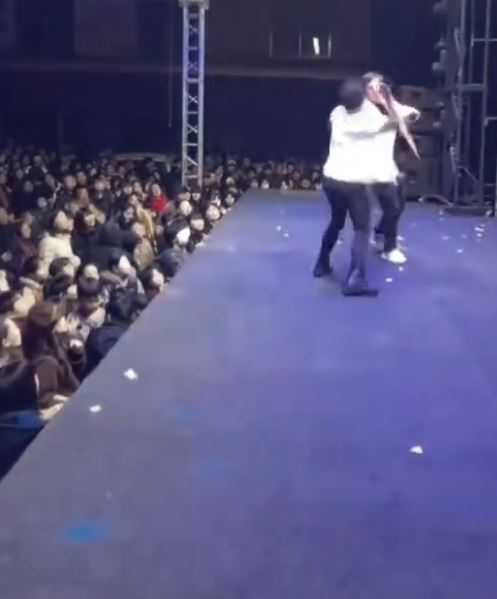 歌手起身还击男观众。