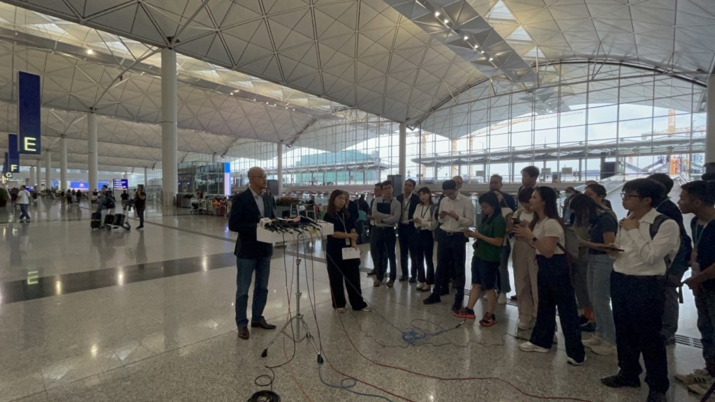 杨达荣指至今有366班航班取消，约40班延误。杨伟亨摄