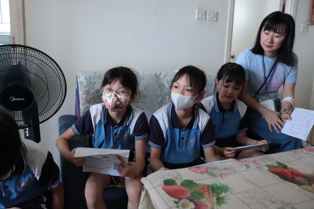 該小學為培養學生關懷社區的精神,安排全體四年級同學探訪獨居長者。 該小學為培養學生關懷社區的精神,安排全體四年級同學探訪獨居長者。