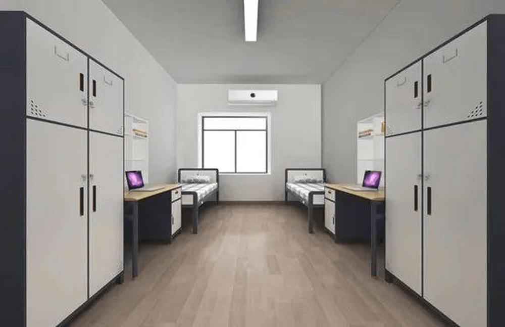 武汉大学公布的夫妻宿舍内景图显示，宿舍里配有两张单人床、两张桌子和两个衣柜。