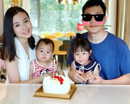 李蘊與丈夫、一對子女、媽媽及弟弟慶生。　李蘊IG　