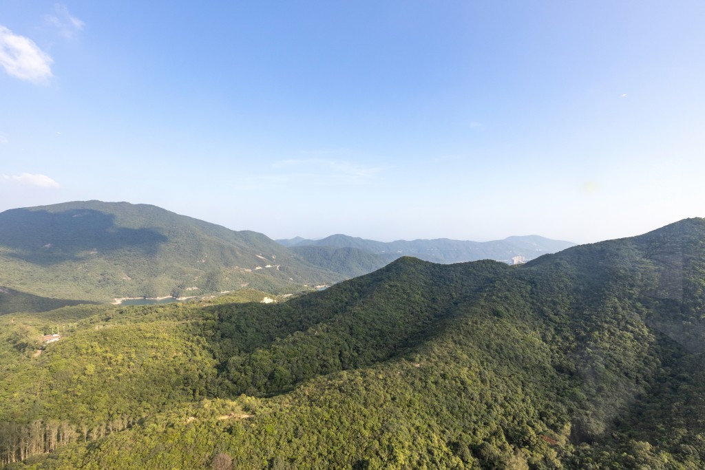 阳明山庄毗邻大潭郊野公园，四周群山环抱，私隐度极高。